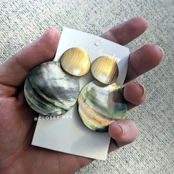 Gorgeous gold shell disc earrings - Picture 3 of 8